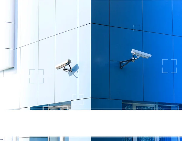 Câmaras Vigilância Edifício Estão Posicionadas Direcções Opostas — Fotografia de Stock