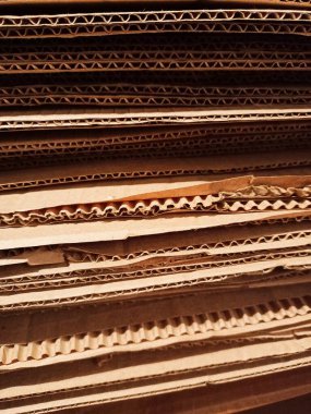 Bir yığın kahverengi karton kaplama..