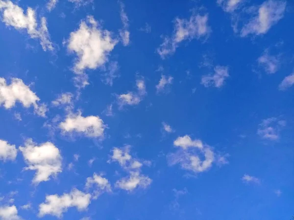 Vita moln mot den blå himlen. Ljus himmel. — Stockfoto