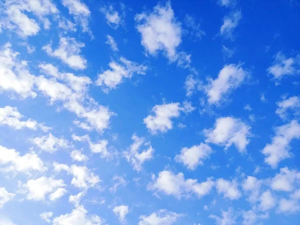 Nuvens brancas contra o céu azul. Céu brilhante. — Fotografia de Stock