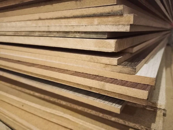 Bir palette bir yığın kontrplak..