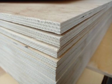 İnşaat için bir yığın kontrplak..