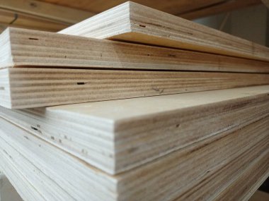 İnşaat için bir yığın kontrplak..