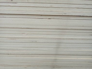 İnşaat için bir yığın kontrplak..