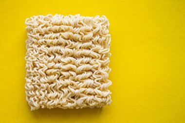 Tabakta erişte. Yuvarlak tabakta kare şeklinde Vermicelli. Çatal, bıçak ve erişte tabakta..