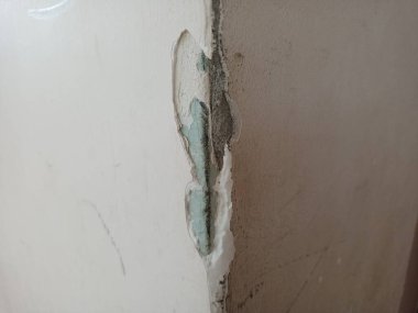 Duvarın köşesinden düşmüş. Çarpışmadan dolayı duvara çip takılmış. Eski kalıntılar, obje kazıları..