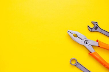 İzole edilmiş bir arka planda çocukların plastik aletleri. Çocukların yaratıcılığı için poster hazırlamak.