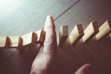 Programı bırak ve kurtar. Domino prensibi. Ağaçlar teker teker düşer. Zincir reaksiyonu.