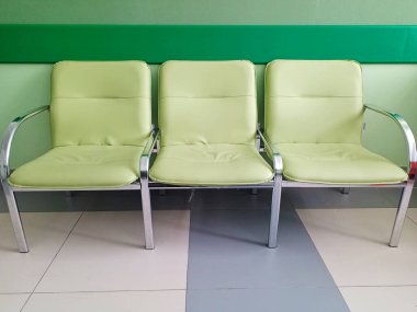 Bekleme sandalyeleri koridorda. Bekleme odası. Resepsiyonda boş sandalyeler var..
