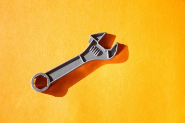 İzole edilmiş bir arka planda çocukların plastik aletleri. Çocukların yaratıcılığı için poster hazırlamak.