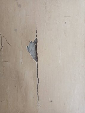 Kırık duvar dokusu ve eski boya. Depremin sonuçları. Yıkım ve harabeler.