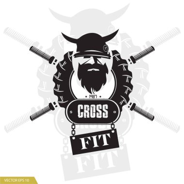 Crossfit logosu. Güç sporları için salon işareti. Sakallı ve kasklı bir adam arabanın arka planında boynuzları olan bir adam..