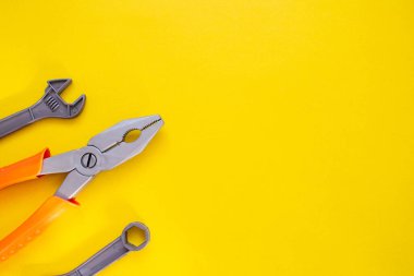 İzole edilmiş bir arka planda çocukların plastik aletleri. Çocukların yaratıcılığı için poster hazırlamak.