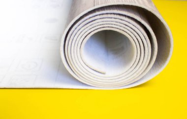 Döşeme örtüsü, muşamba. Zemin kaplaması yuvarlanmış. Mağazadaki muşamba örneklerinin seçimi. Döşeme tipleri.