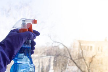 Temizlik şirketi. Temizlik malzemeleri. Eldivenler, paçavralar, pencere ve ayna temizleyici..