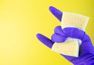 Temizlik için lastik eldiven verin. Mutfak süngeri elinde. Pencere temizliği için sprey şişesi. İzole edilmiş arka planda köpük süngeri.