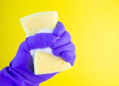 Temizlik için lastik eldiven verin. Mutfak süngeri elinde. Pencere temizliği için sprey şişesi. İzole edilmiş arka planda köpük süngeri.