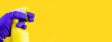 Temizlik için lastik eldiven verin. Mutfak süngeri elinde. Pencere temizliği için sprey şişesi. İzole edilmiş arka planda köpük süngeri.