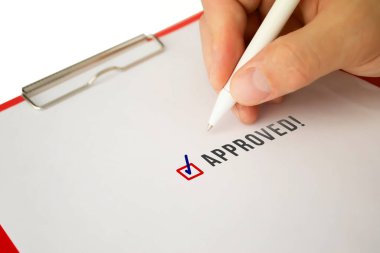 Beyaz zemin üzerinde beyaz bir kağıt olan plastik tablet. Yukarıdan bak. İtiraz kabul formu. Hastanın ameliyata rızası. Kontrol işareti tamam ve kabul edildi. Evet ve hayır, seçim..