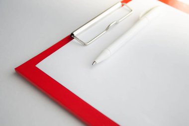 Beyaz zemin üzerinde beyaz bir kağıt olan plastik tablet. Yukarıdan bak. İtiraz kabul formu. Hastanın ameliyata rızası. Kontrol işareti tamam ve kabul edildi. Evet ve hayır, seçim..