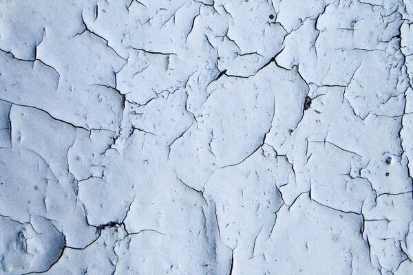 Краска треснула и упала. Белая краска висит на кусках. Трещины на окрашенной поверхности.