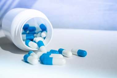 Tabaktaki tabaklar. Kaşıkta yatan hasta için ilaç. Tablet kaşıkta. Eczanedeki eczane ürünleri. Antivirüs hapı. Diyet hapı. Eczacılık firması. Haplar restoranda servis ediliyor..