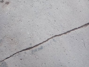 Yoldaki çatlak. Asfalt çatladı ve parçalandı. Yol ikiye ayrıldı. Kalitesiz asfalt kaldırım.