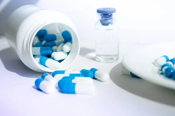 Tabaktaki tabaklar. Kaşıkta yatan hasta için ilaç. Tablet kaşıkta. Eczanedeki eczane ürünleri. Antivirüs hapı. Diyet hapı. Eczacılık firması. Haplar restoranda servis ediliyor..