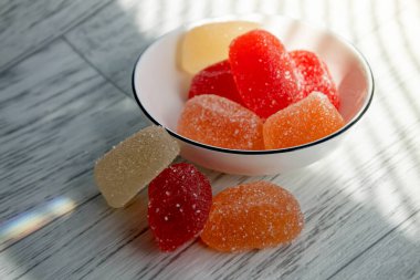 Masada çok renkli marmelat var. Üstünde şeker olan reçelli şekerler. Renkli karamel yakın plan..