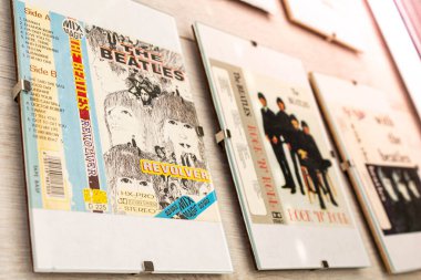 Beatles koleksiyonu. Beatles albüm kapağı sergisi. Lennon ve McCartney 'nin portreleri. George Harrison ve Ringo Yıldızı.