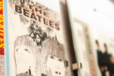 Beatles koleksiyonu. Beatles albüm kapağı sergisi. Lennon ve McCartney 'nin portreleri. George Harrison ve Ringo Yıldızı.