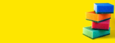 Çok renkli süngerler istiflenmiş. Bulaşık ve temizlik..