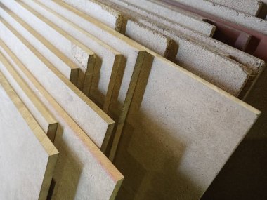 İnşaat için bir yığın kontrplak..