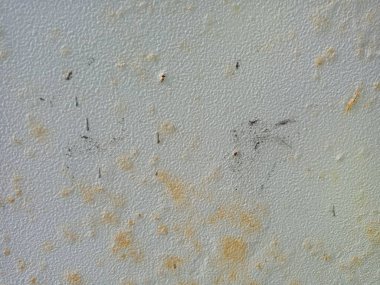 Eski boya çatlıyor. Boyanın altından pas çıktı.