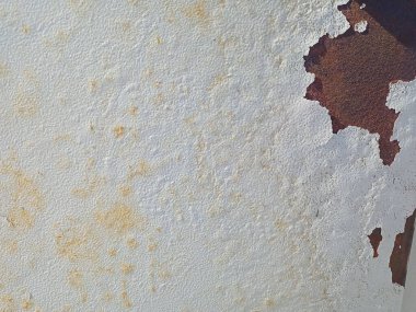 Eski boya çatlıyor. Boyanın altından pas çıktı.