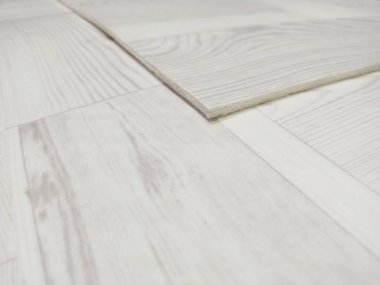 Muşamba seçimi. Örnek ve döşeme çeşitleri. Ev için muşamba döşeme. Örneğin dükkanda bir sürü örnek var. Döşeme kaplaması tasarımı. 