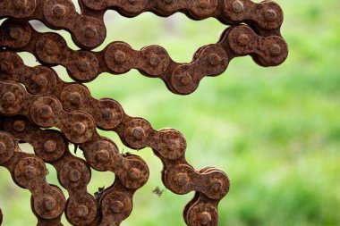 Paslı motosiklet zinciri. Paslı eski bir motosiklet zinciri. Motosiklet parçaları kullanılamaz durumda. Yakın plan..