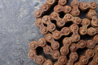 Paslı motosiklet zinciri. Paslı eski bir motosiklet zinciri. Motosiklet parçaları kullanılamaz durumda. Yakın plan..