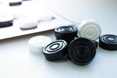 Tahta dama oyunu. Oyun için siyah beyaz çipler. Satranç sahası. Dama yakından hareket eder. Kontrolcü elinde..