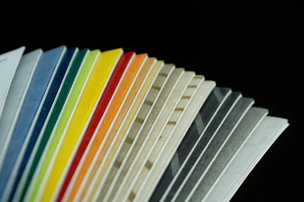 Choix du revêtement de sol. Échantillons de linoléum en différentes couleurs. — Photo