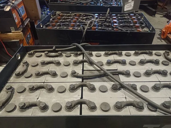 Sanayi bataryası şarj işlemi. Elektrikli forklift pili şarj ediliyor.. 
