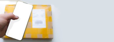 Paketi telefonunla tara. Çin 'den bir paket yolluyorum. Paket postasını alıyorum. Postacı postayı teslim etti. Bir barkod taranıyor.