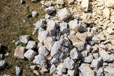Evin enkazı. Duvarın parçaları yere düştü. Depremin sonuçları. Yakından taştan bir dağ..