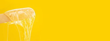 Karıştırıcı macun. Vücut kılları alınıyor. Depilasyon. Vücut bakım ürünleri.