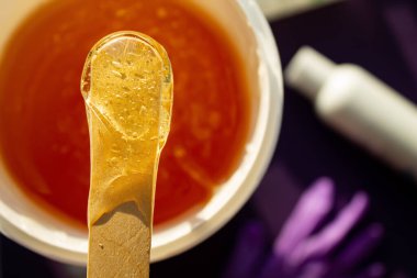 Karıştırıcı macun. Vücut kılları alınıyor. Depilasyon. Vücut bakım ürünleri.