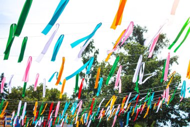 Şenlik kurdeleleri. Başında çok renkli kurdeleler asılı..