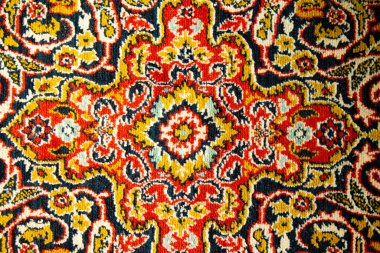 Duvar halısı Soyut desenli kırmızı halı. Geriye dönük iç mekan. SSCB 'deki dairelerin tasarımı.