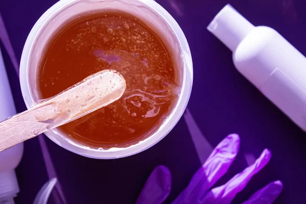 Saç kesimi için şeker ezmesi. Shugaring yapıştırıcısı. Yakın plan..