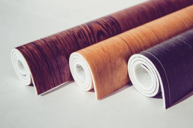 Muşamba için farklı seçenekler. Bir sürü muşamba örneği.. 