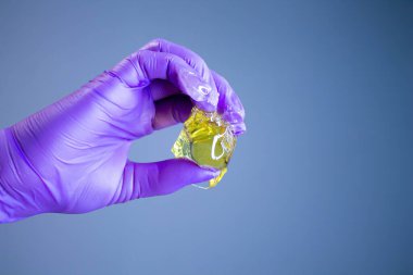 Şekerleme için sıvı şeker. Yatıştırıcı ve sıcak şekerli epilasyon. Elinde bir parça sıcak şeker. Shugaring ustası.